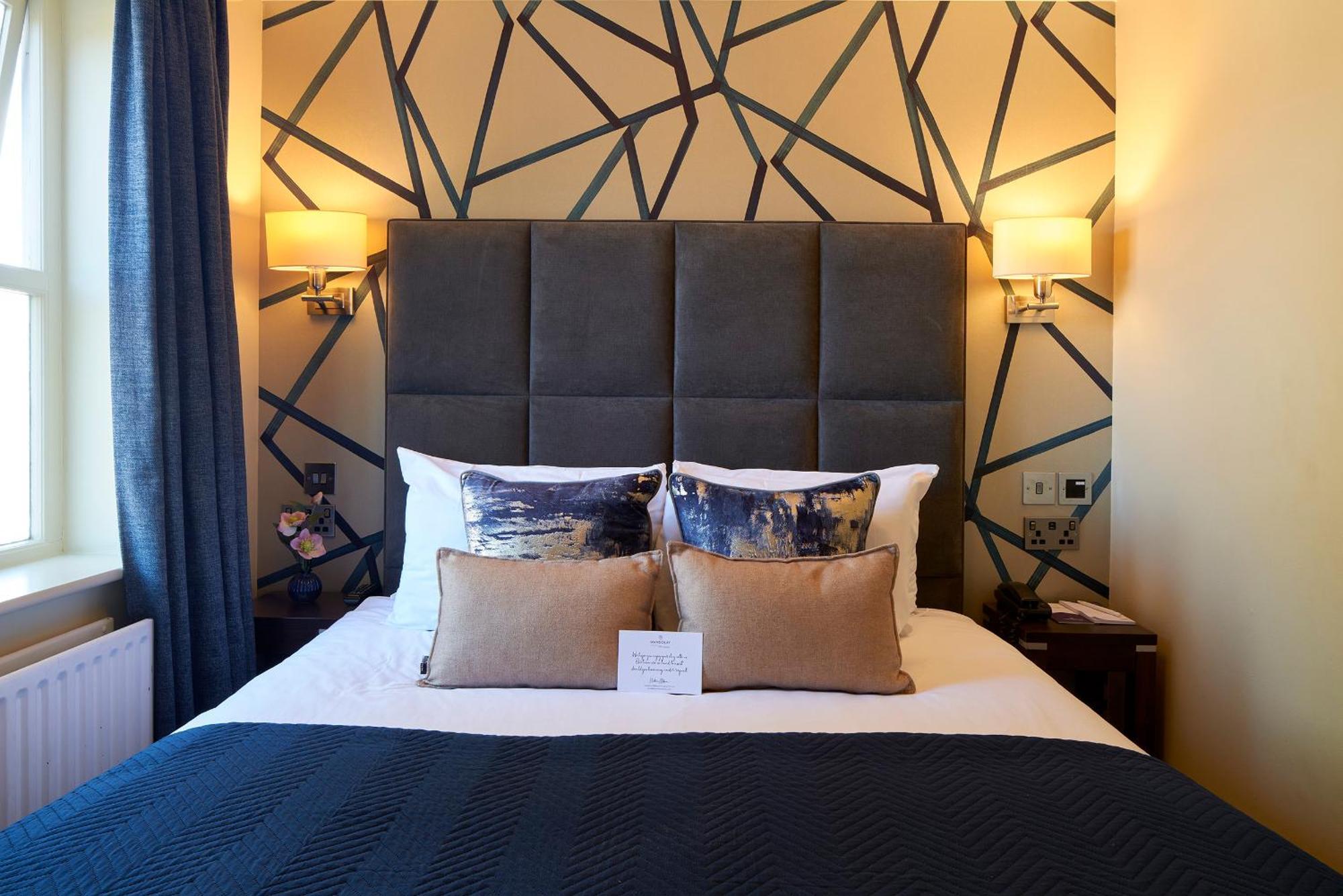 เดอะมันดาเลย์โฮเต็ลแอนด์คอนเฟอเรนซ์เซ็นเตอร์ Hotel กิลด์ฟอร์ด ภายนอก รูปภาพ